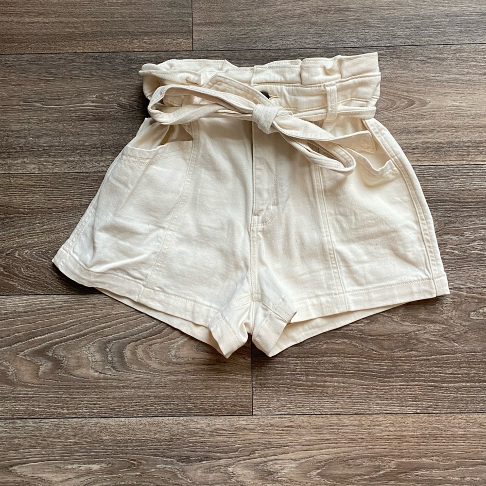 🌺 White shorts